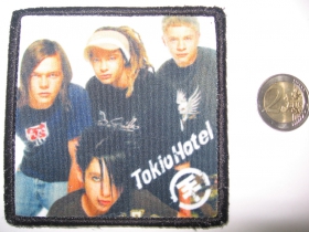 Tokio Hotel ofsetová nášivka po krajoch obšívaná  cca. 9x9cm